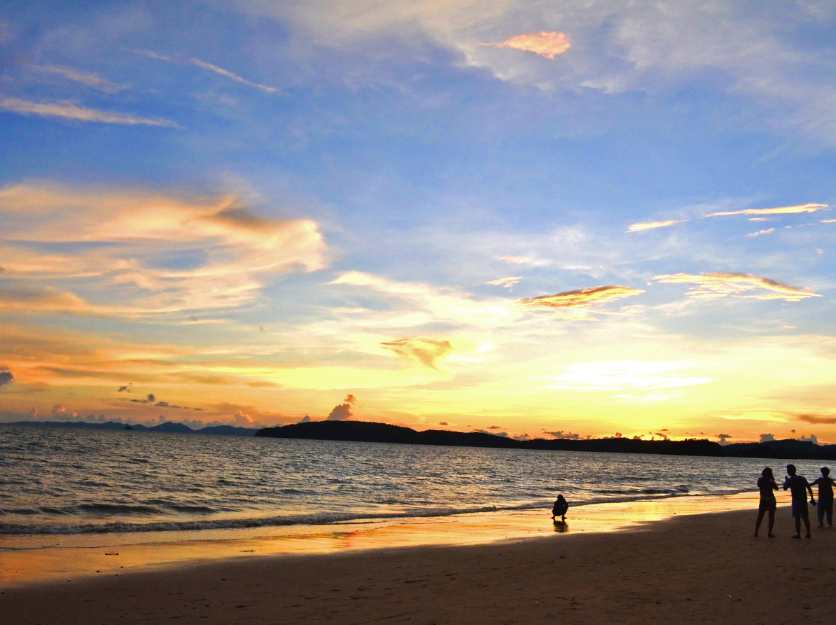 Nightlife in Ao Nang: A Guide to Live Music and Beach Bars